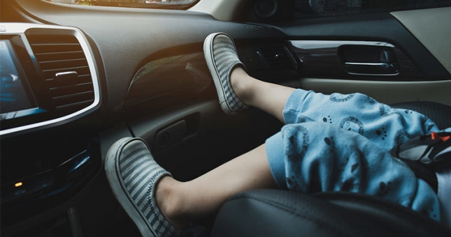 Vì sao không nên để trẻ em ngồi hàng ghế trước trên xe ô tô?