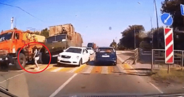 Sang đường liều lĩnh, một cô gái khiến 4 xe va chạm mạnh