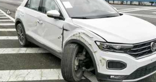 VIDEO: Chồng chỉ đạo quá đà, vợ lao xe tông vào lan can