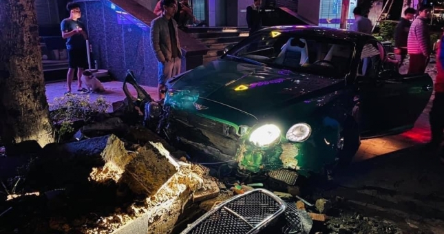 Siêu xe Bentley giá chục tỷ nát bét sau cú va chạm với 'cây'