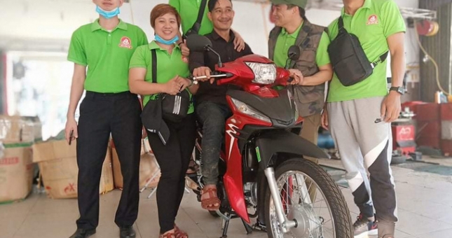 Người đàn ông 'em chỉ xin đi nhờ xe thôi' được tặng xe máy