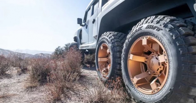 'Vua bán tải' 6 bánh mạnh nhất thế giới, chống được cả bom