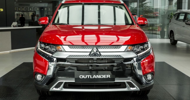 Mitsubishi Outlander tung thêm ưu đãi, quyết đấu Honda CR-V