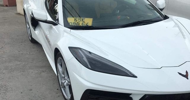Kỳ lạ chiếc Corvette C8 độc nhất Việt Nam đeo biển màu vàng