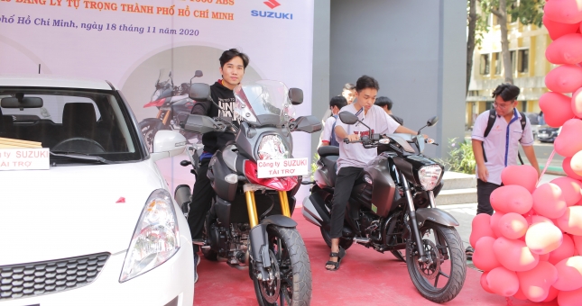 Suzuki trao tặng ô tô và mô tô cho các trường ĐH, CĐ