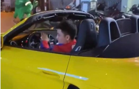 Xôn xao anh shipper lái siêu xe Porsche đi giao hàng