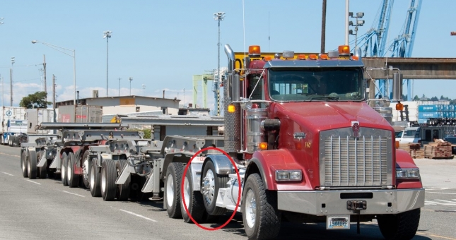 Vì sao nhiều xe tải có bánh xe phụ treo lơ lửng không chạm đất?