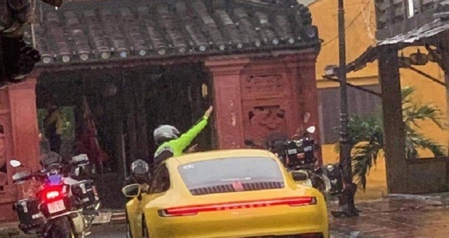 'Bức xúc' đoàn xe sang ngó lơ biển cấm, đi thẳng vào phố cổ Hội An