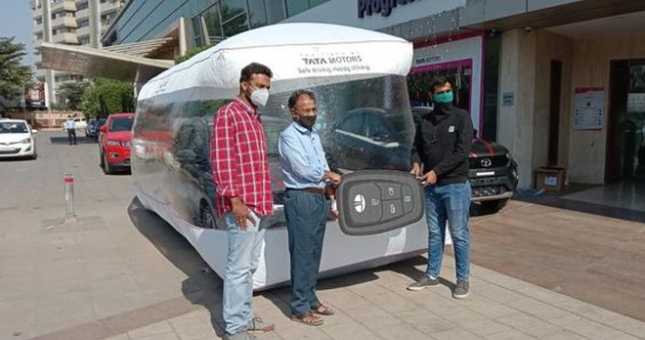 Ô tô đựng trong 'bong bóng an toàn' để giao khách hàng tại Ấn Độ