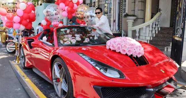 Đại gia Hoàng Kim Khánh tặng vợ 'siêu ngựa' Ferrari đỏ rực rỡ