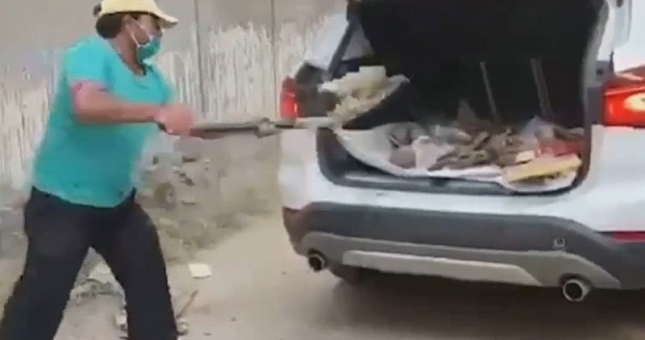 Dùng xe sang đi chở rác cho cả làng vì quá bức xúc với đại lý