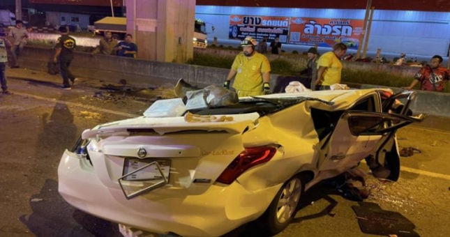 Thái Lan: Ô tô rơi từ độ cao 30m, 'méo mó như ép dẻo'