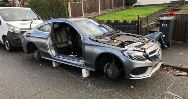 Chiếc Mercedes bị trộm phụ kiện, chỉ còn 'cái xác' sau 1 đêm