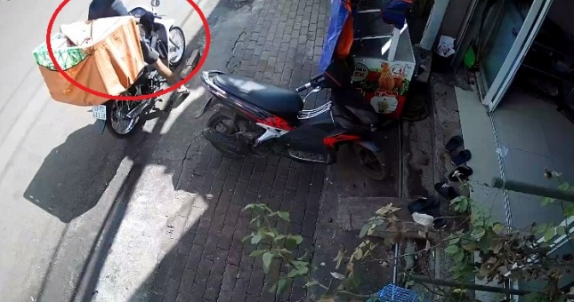Clip: Nam shipper sơ ý không rút chìa khóa, kẻ gian lấy cả xe hàng