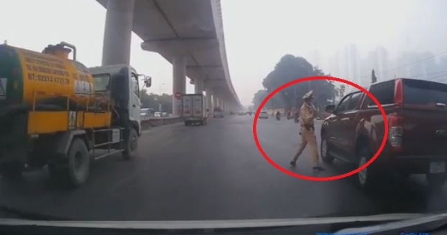 Hà Nội: Ô tô bị vụt vỡ gương vì cố tình 'né' CSGT