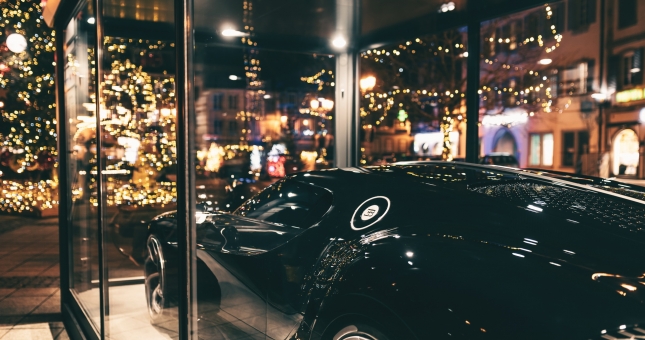 Ngắm siêu xe Bugatti làm vật trang trí Noel đắt nhất hành tinh