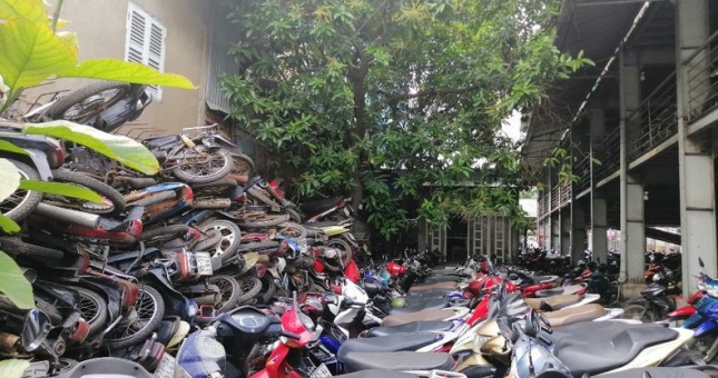 Loạt xe máy vô chủ, xếp chồng chéo nhau tại bến xe ở Sài Gòn