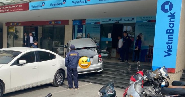 Hà Nội: Ô tô 'phi' thẳng lên sảnh, mắc kẹt ở bậc thang