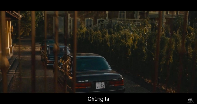 Sơn Tùng M-TP 'cưỡi' xế cổ Toyota Crown trong MV mới