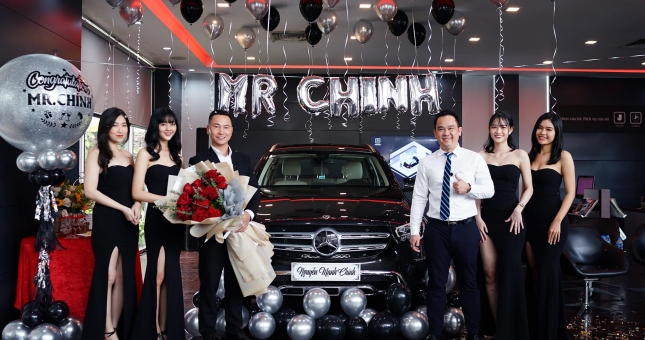 Được vị khách 5 năm trước tặng xe 'Mẹc', nam nhân viên 'ngỡ như mơ'