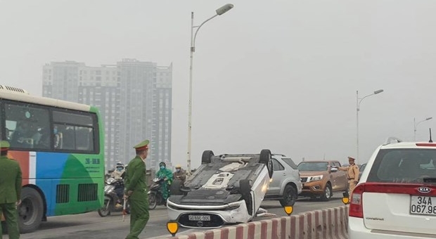 Nữ tài xế mất lái, ô tô lật ngửa trên cầu Vĩnh Tuy