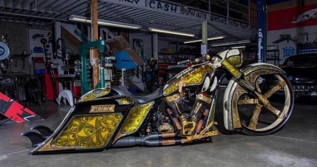 Ngắm siêu phẩm Harley Davidson được độ 'dát vàng'