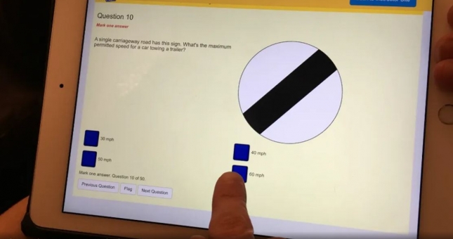 Sau 157 lần 'trượt vỏ chuối', người đàn ông 42 tuổi đỗ bằng lái xe