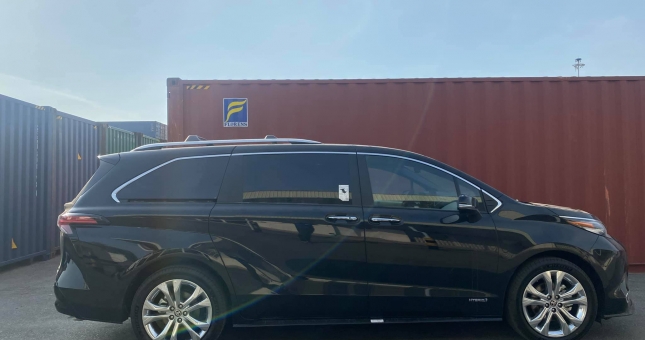 Chiếc Toyota Sienna 2021 đầu tiên về nước đã lập tức có chủ