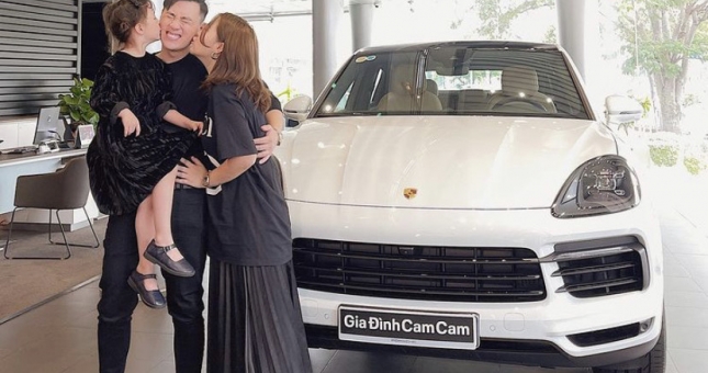 Vợ chồng 'gia đình Cam Cam' tậu xế sang bạc tỷ chơi Tết
