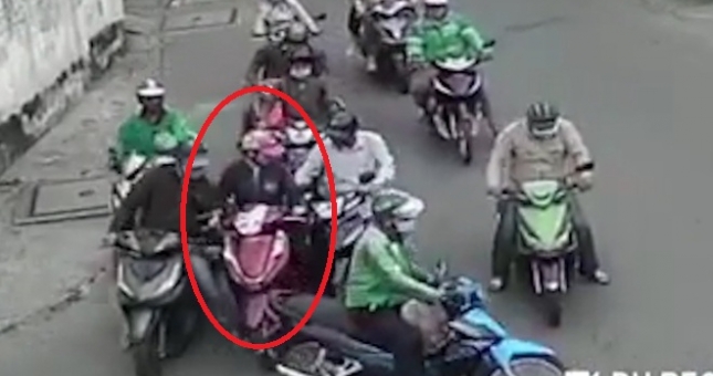 VIDEO: 15 tên cướp 'bao vây' người phụ nữ ngay trên phố SG