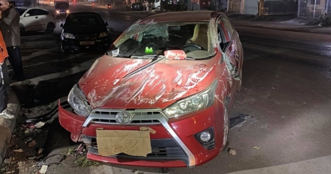 Thái Nguyên: Nữ tài xế mất lái, ô tô con lao vào cột điện hư hỏng nặng