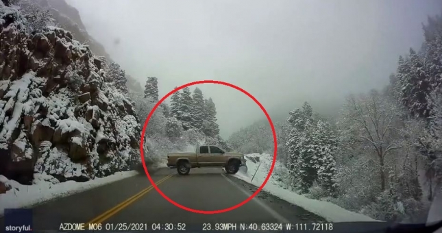 Xe bán tải mất lái, húc ô tô khác rồi cùng lao xuống vực