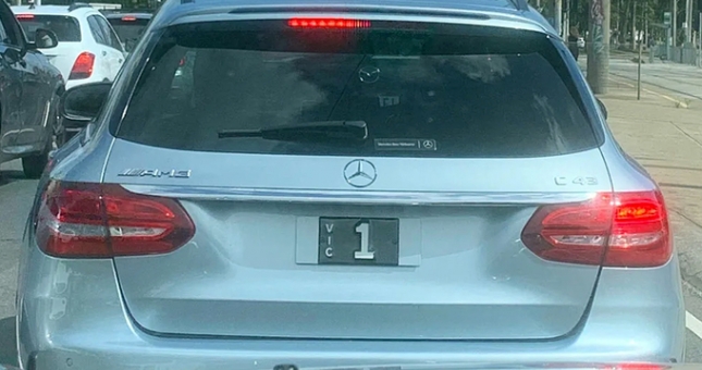 Biển xe chỉ có một số '1' trị giá cực khủng, gần 2 triệu đô