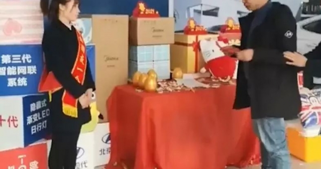 Mua ô tô mới, anh chàng 'ngỡ ngàng' vì bốc trúng quà là 1 bạn gái