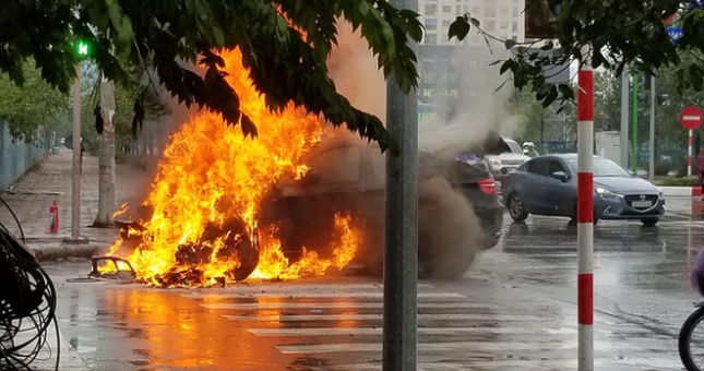 Hà Nội: Ô tô tiền tỷ cháy rụi trên đường Lương Thế Vinh