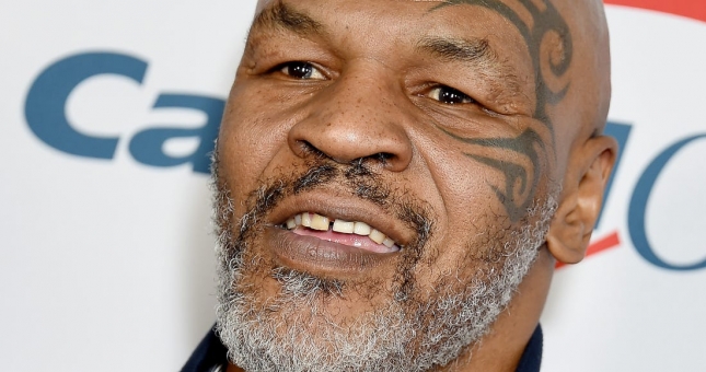 Mike Tyson suýt ngủ gục trước ống kính, fan hâm mộ lo ngại