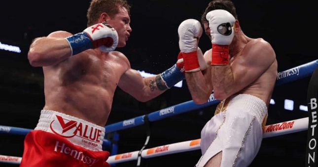 Canelo Alvarez trở lại, đánh bại đối thủ cao hơn cả cái đầu