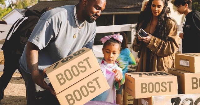 Kanye West bán giày Yeezy 700 v2 “Geode” như bán nước chanh