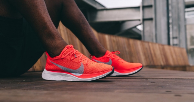 Top 5 đôi giày chạy bộ có đệm êm và nhẹ nhất.