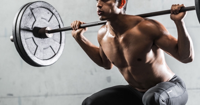 Squat ít nhất 1 lần/tuần sẽ giúp bạn đá bóng tốt hơn