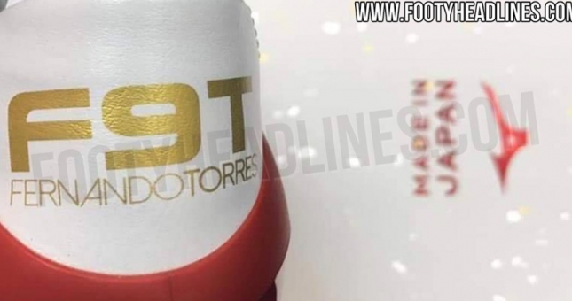 Cận cảnh giày đá bóng Mizuno phiên bản Fernando Torres