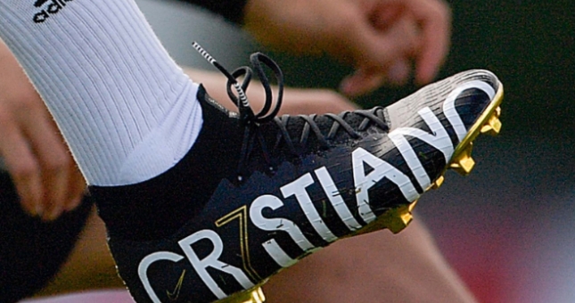 Cristiano Ronaldo khoe giày Nike Mercurial Superfly cực độc