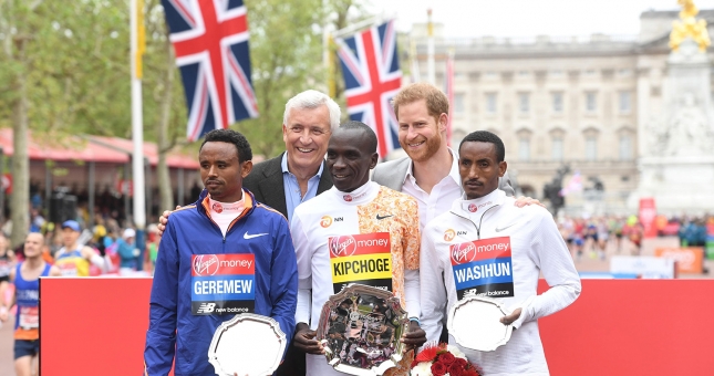 Vừa ra mắt, siêu giày Nike giúp 3 vận động viên lập kỉ lục