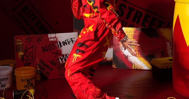 Cùng với Sơn Tùng, đạo diễn Việt Max hợp tác ra giày cùng Biti's