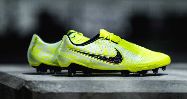 Tỏa sáng trên sân bóng cùng Nike Phantom Venom New Lights