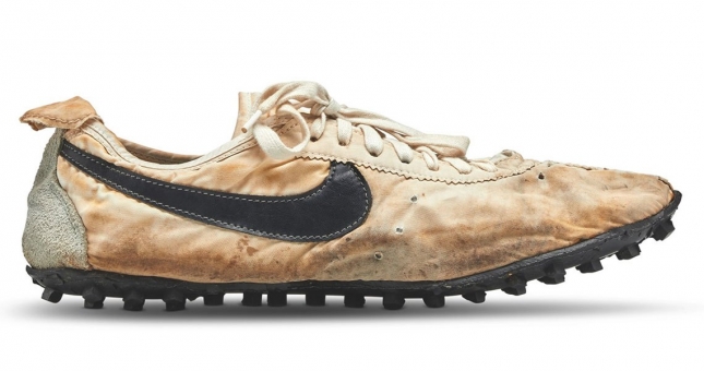 Một đôi giày cũ của Nike được định giá hơn 437 nghìn đô la Mỹ