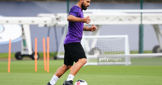 Sergio Aguero bị bắt gặp luyện tập với giày lạ