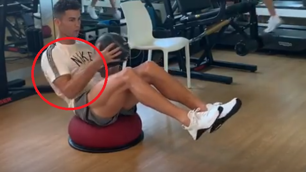 CR7 gây bão vì mặc áo Nike nhưng lại có 3 sọc của Adidas