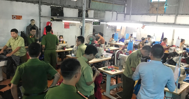 Phát hiện cơ sở làm hàng giả nhãn hiệu The North Face tại Hưng Yên