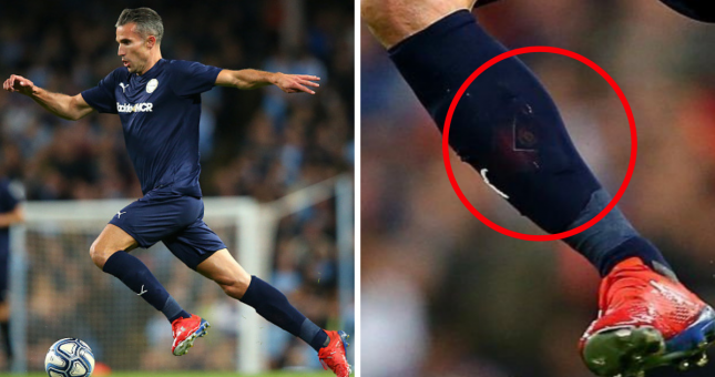 Robin Van Persie mang đệm ống đồng của MU trong trận tri ân Kompany